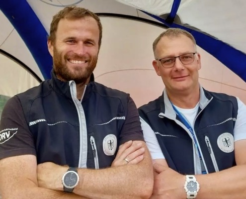 Geht nicht gibt's nicht: Jost Schömann-Finck (links) und Markus Schmitz beim Weltcup in Poznan. Foto: Hans Strauß